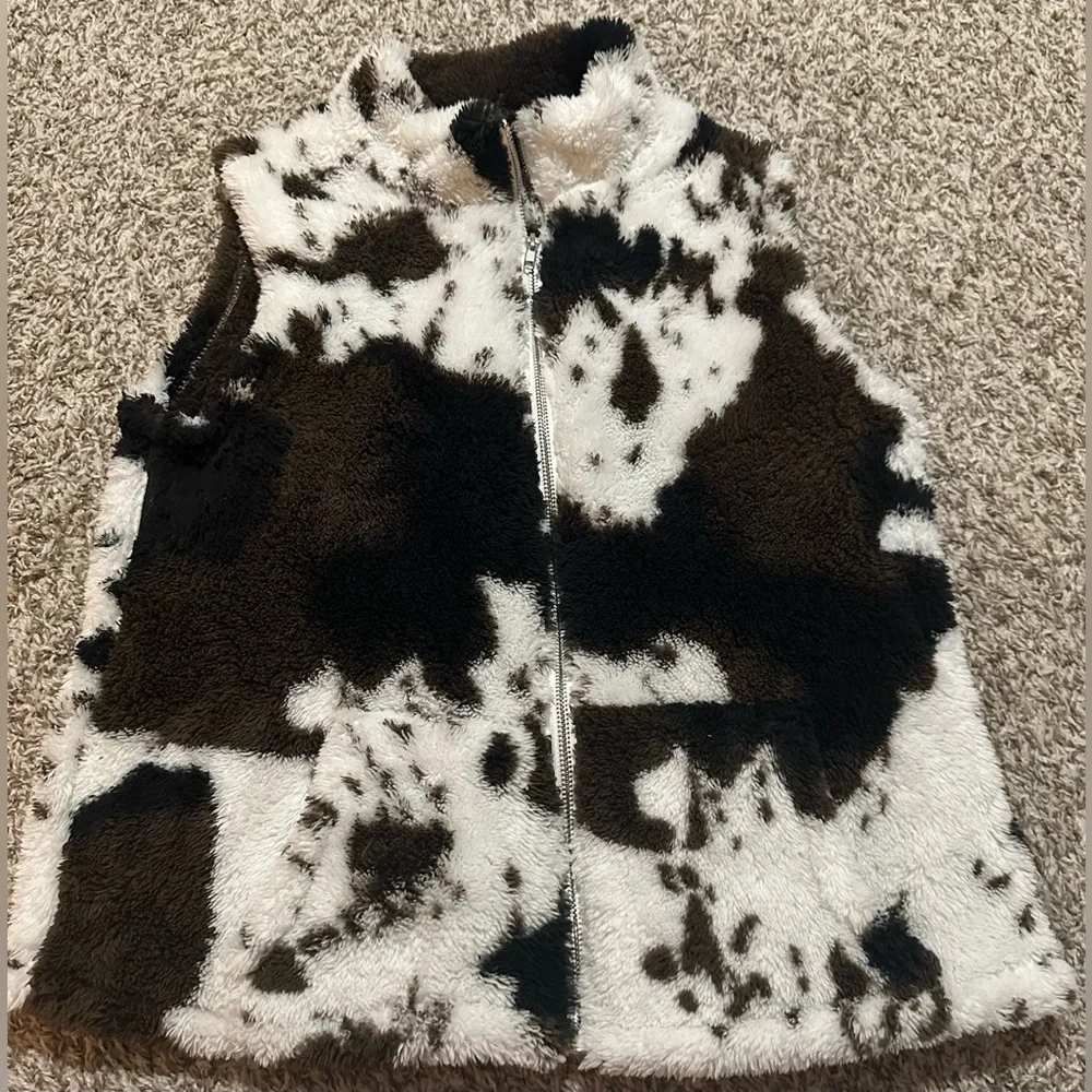 Cow Print Faux Fur Vest – Women’s Size Medium – Zip Front with Pockets - Picture 1 of 6